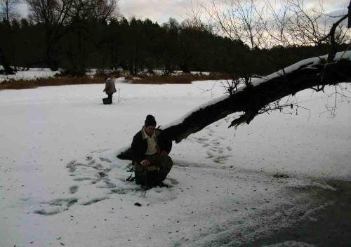 Зимняя рыбалка на реке с быстрым течением